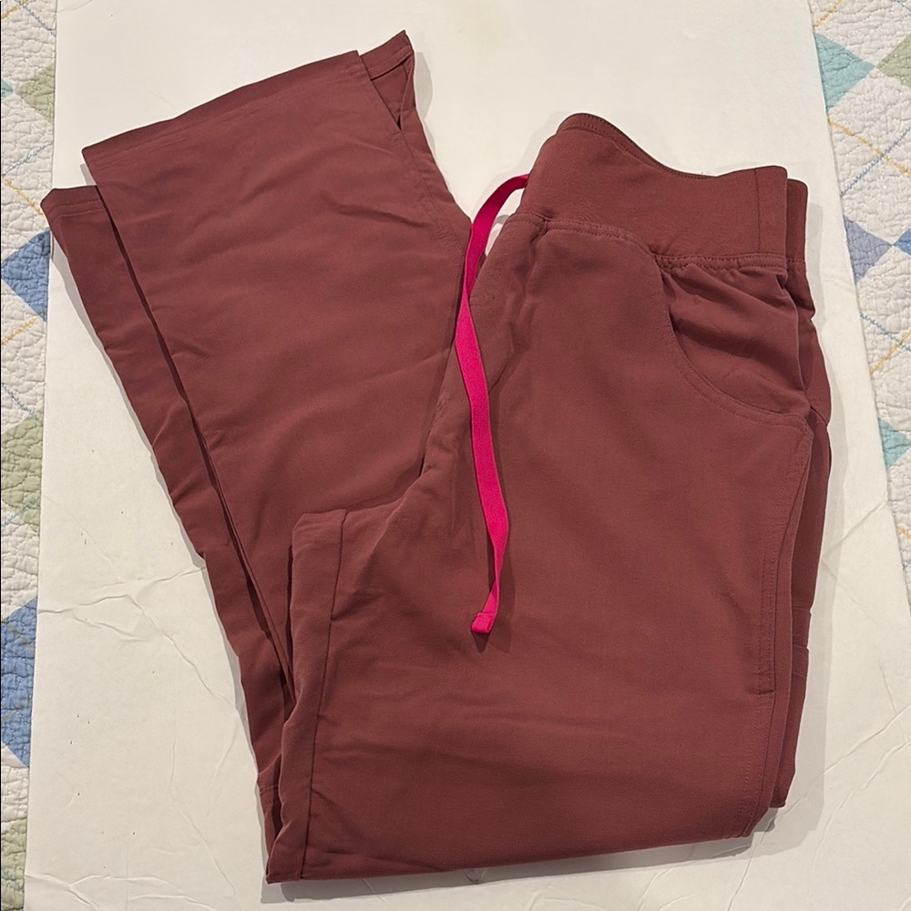 Figs: Mauve Kade™ High Waisted - Petite Cargo Scrub Pants